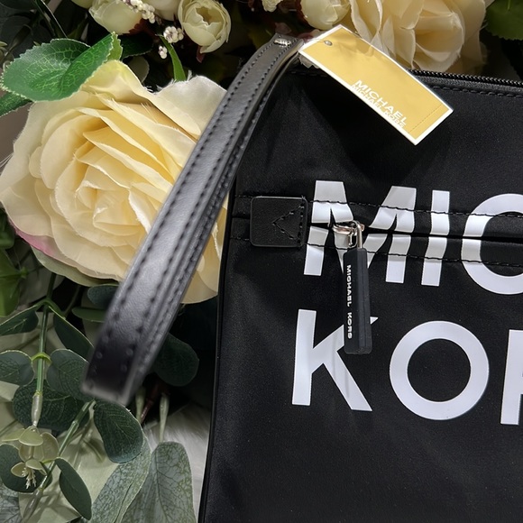 NWT MICHAEL KORS BLACK LARGE SPORTS WRISTLET/ CLUTCH - Picture 3 of 15